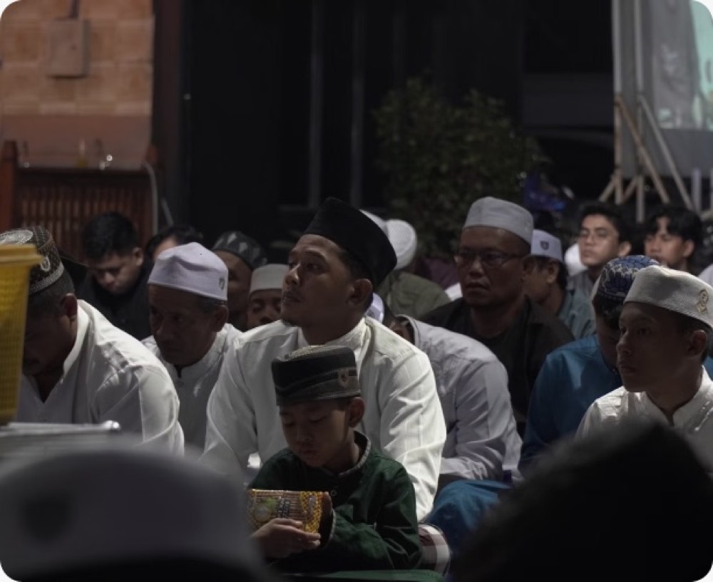 মজলিসে বয়ান শুনছেন উপস্থিত মুসল্লিরা